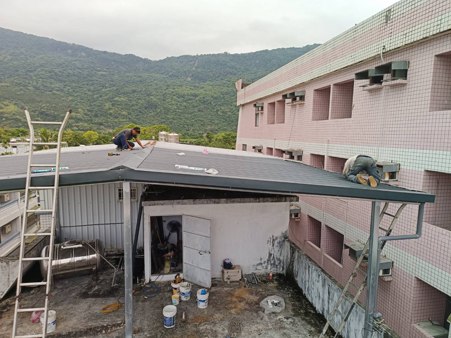 花蓮壽豐-頂樓加蓋+1樓前後更換雨遮+更換馬達